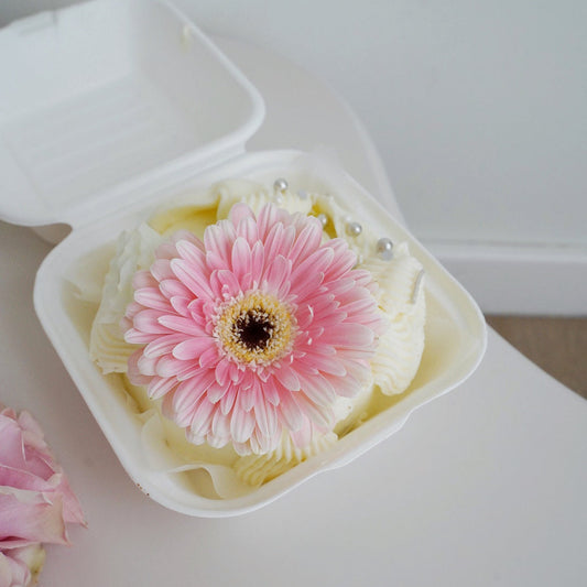 8 March gift idea in Lisbon – bento cake with candle and elegant floral design