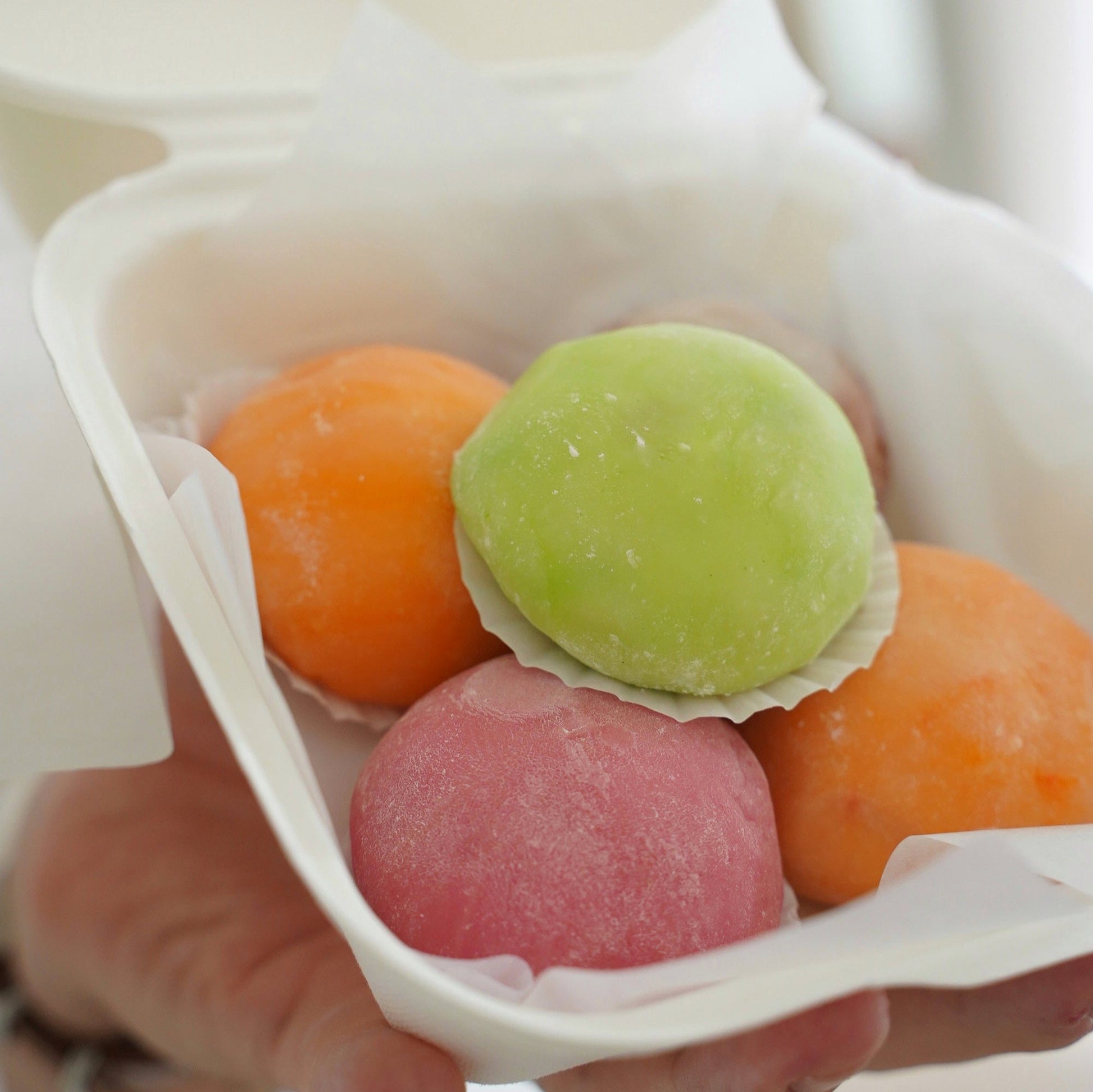 chewy mochi delivered as a sweet surprise
 Delicate handmade mochi in vibrant flavors, delivery 
order sweeties Lisbon delivrey