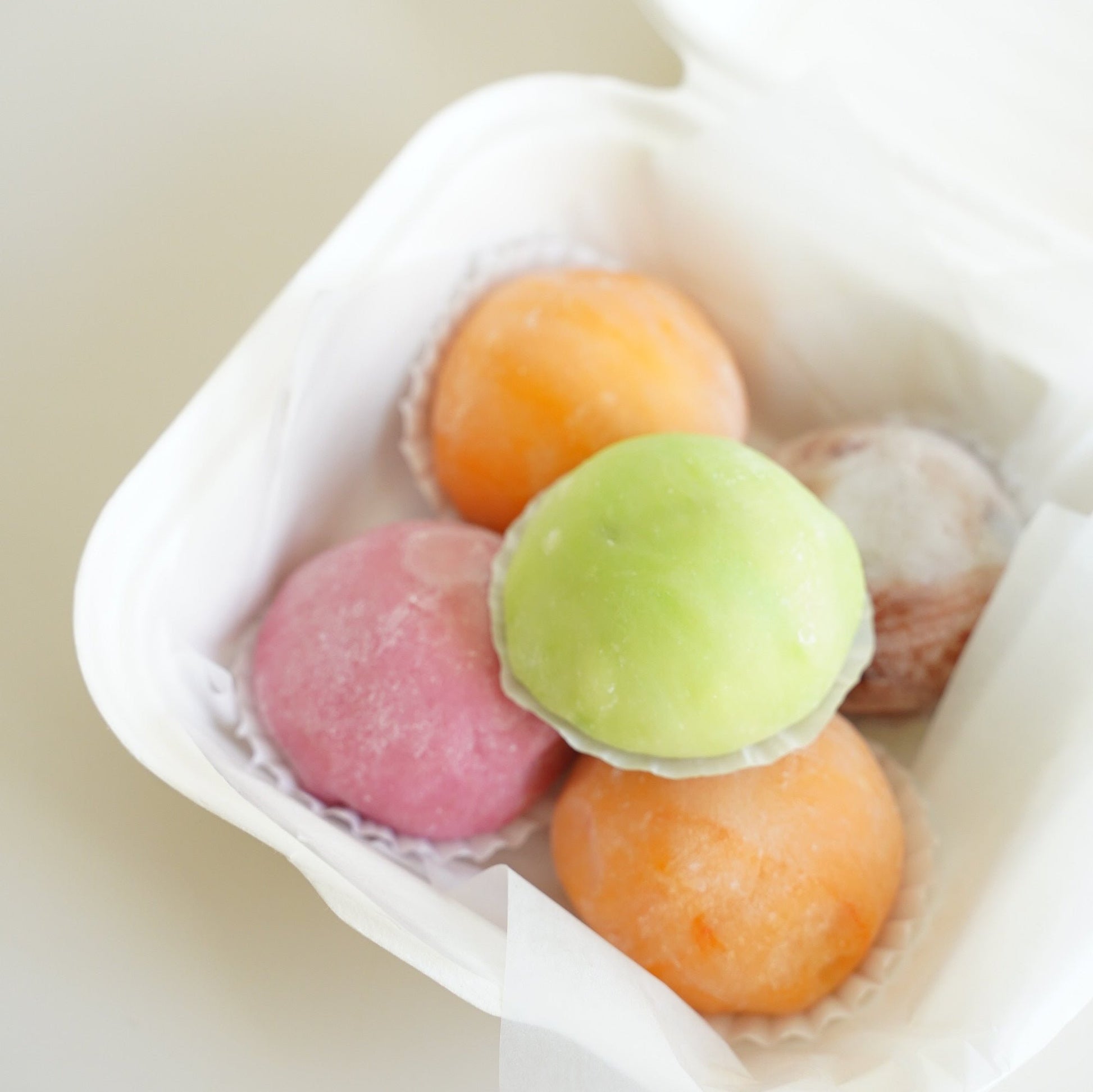 chewy mochi delivered as a sweet surprise
 Delicate handmade mochi in vibrant flavors, delivery 
order sweeties Lisbon delivrey