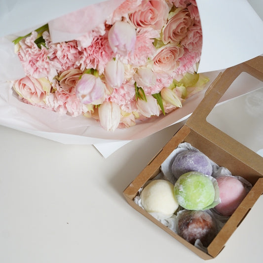 Flower and mochi combo delivery Lisbon
Blush bouquet with mochi candy Lisbon
Rose bouquet and mochi sweets Cascais
Flowers and mochi gift set Lisbon