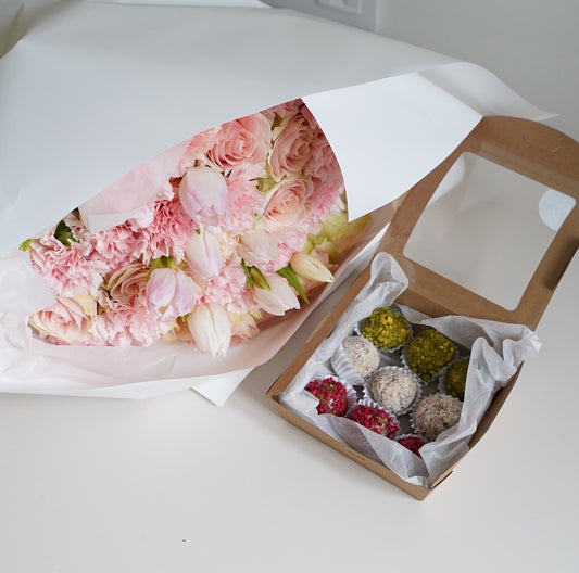 Flower and Candy combo delivery Lisbon
Blush bouquet with candy Lisbon
Rose bouquet and sweets Cascais
Flowers and mochi gift set Lisbon