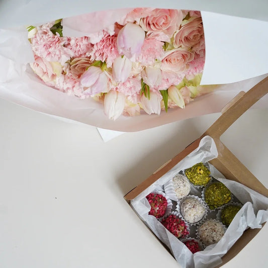 Flower and mochi combo delivery Lisbon
Blush bouquet with mochi candy Lisbon
Rose bouquet and mochi sweets Cascais
Flowers and mochi gift set Lisbon