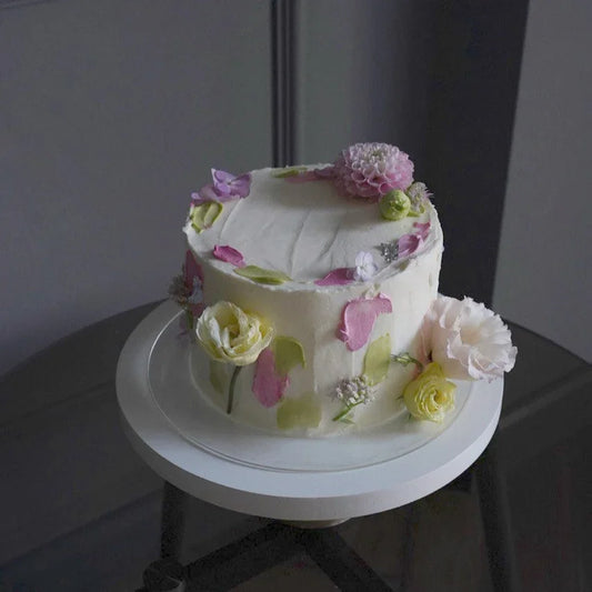 Floral cake delivery Lisbon
Cascais flower cake for birthdays
Cake with edible flowers Lisbon
Beautiful floral cake design