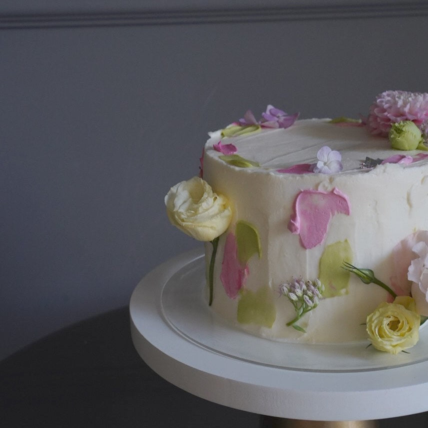 Floral cake delivery Lisbon
Cascais flower cake for birthdays
Cake with edible flowers Lisbon
Beautiful floral cake design