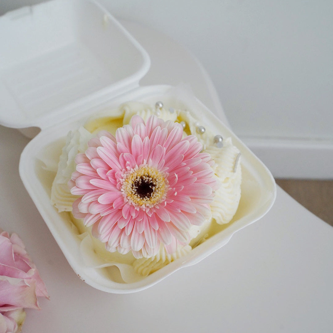 8 March gift idea in Lisbon – bento cake with candle and elegant floral design