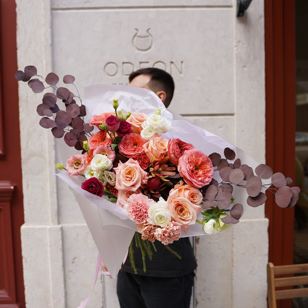 Valentine's set Chocolate Covered Strawberries (16pc) + Bouquet of Seasonal Flowers