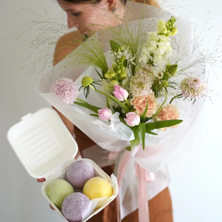Conjunto de mochi (4 unidades) e ramo de flores