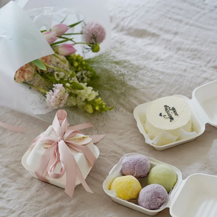 Conjunto de bolo bento, mochi e ramo de flores