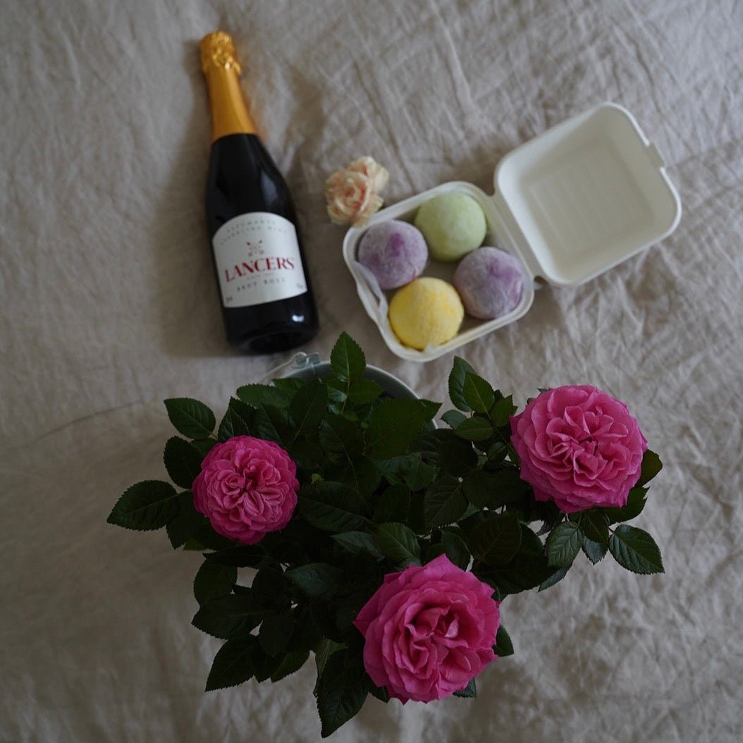 Roses with cachepot + mochi + wine