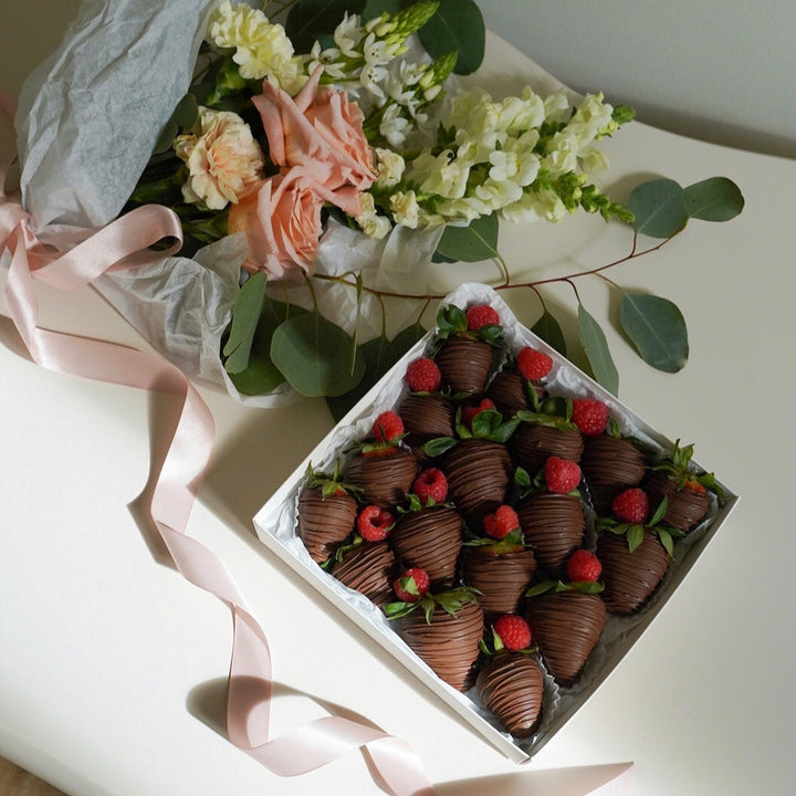 Conjunto de morangos com chocolate e ramo de flores