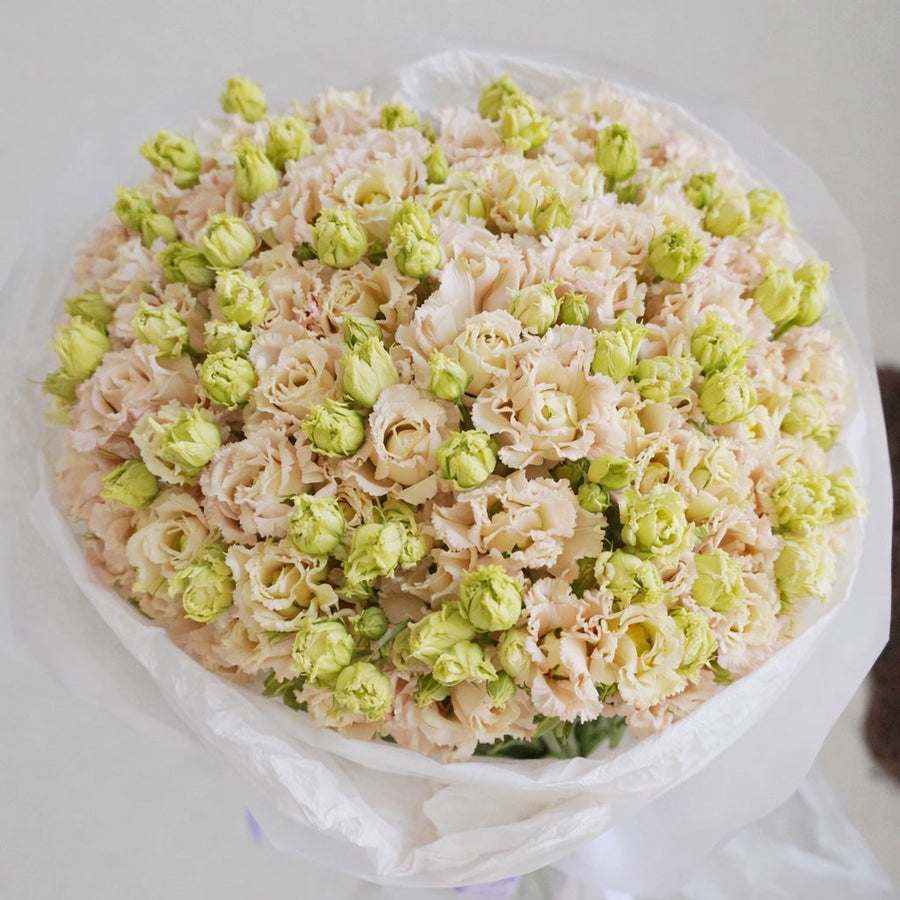 Ramo de lisianthus em tons de pêssego