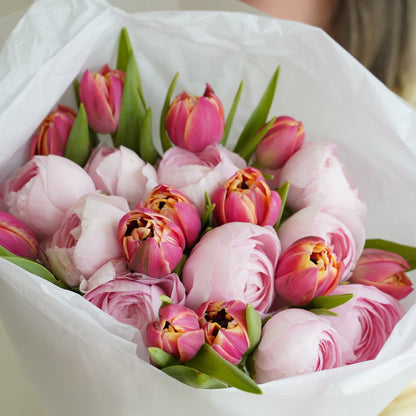 Soft pink ranunculus and tulips floral bouquet, spring flower delivery Portugal